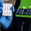 Bei einer Kontrolle zwischen Monheim und Oettingen erwischt die Polizei einen Fahrer, der unter Drogen stand.