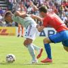 Die Bayern um Joshua Kimmich (l) hatten in Drochtersen gegen Jasper Gooßen und Co. schwer zu kämpfen.