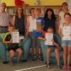 Der Sieger und die Platzierten des Vorlesewettbewerbs in Zusamaltheim freuen sich mit der Jury über die Preise.  	