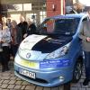 So sieht es aus, das neue Carsharing-Fahrzeug in Burgau. Hier wurde es an der Kapuziner-Halle vorgestellt. Bürgermeister Konrad Barm (von rechts) sowie Mikar-Mitarbeiter Jonathan Heise und Geschäftsführer Karl-Heinz Kaiser freuen sich darüber.