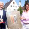 Rettenbach, Harthausen und Remshart haben sich vor 50 Jahren zusammengeschlossen. Bürgermeisterin Sandra Dietrich-Kast und Zweiter Bürgermeister Alexander von Riedheim mit dem Wappen der Gemeinde sowie dem Wappentier, dem Esel „Andi“, vor dem Rettenbacher Schlössle. 	