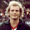 1974: Uli Hoeneß ist einer der weltbesten Stürmer, Welt- und Europameister. Nur fünf Jahre später wird er seine Karriere beenden müssen, um seine eigentliche Bestimmung zu finden: Manager und Macher des FC Bayern.