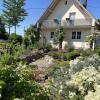 Haus und Garten von Gabriele und Willi Mayr. Am Tag der offenen Gartentür öffnen sie die Pforten für Blumenfreunde.
