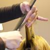 Preisunterschiede beim Friseur: Für den gleichen Haarschnitt müssen Frauen oft tiefer als Männer in die Tasche greifen. Stichproben haben Preisunterschiede belegt.