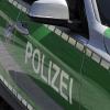 Zwei junge Männer haben am Montagabend vier Asylbewerber in Augsburg mit ausländerfeindlichen Parolen beschimpft, berichtet die Polizei.