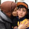 Einen Kuss erhält der afghanische Flüchtlingsjunge Mahdi Rabani von seiner Mutter Schockria in der Ankunftshalle A des Flughafens Hannover-Langenhagen.
