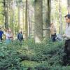 An unterschiedlichen Waldstandorten im östlich von Matzenhofen liegenden Wald von Karl Graf Moy vermittelte gräflicher Förster Wolfgang Ströbele rund 80 Mitgliedern der FBG sowie Interessierten seine Betriebsziele. 