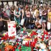 Die Menschen in Barcelona lassen sich nicht unterkiegen: Sie kommen auf die Ramblas, legen Blumen und Kerzen nieder.