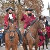 Reiter von der Pferderesidenz Illerberg-Thal grüßen die Zuschauerinnen und Zuschauer am Straßenrand in historischen Kostümen.