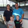 Eifrig bei der Sache: DEC-Sportdirektor Neville Rautert (hinten links) und Thomas Greilinger (hinten rechts) mit seinen Söhnen Ben und Jonathan.  	
