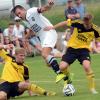 Auswärts unterwegs: Während Michael Karmanski (rechts) und die TSG Untermaxfeld heute beim SV Cosmos Aystetten gastieren, geht es für Simon Schmaus (Mitte) und den FC Ehekirchen nach Möttingen.  
