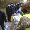 Gefangene mit Mundschutz werden registriert.