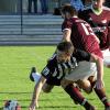 Zuletzt stürzten Nemanja Ranitovic (gestreiftes Trikot) und der TSV Meitingen beim Aufsteiger FC Mertingen ab. 	