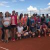 Die Damen I des Tennis-Club Wertingen blieben als Meister der Bezirksklasse 2 in dieser Saison sogar ungeschlagen. Am Ende feierten alle Damen-Teams den Erfolg gemeinsam.  	