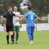 Diskussionsfreudig in Glött: Referee Florian Pioch (von links) mit Emanuel Blenk (FCS) und Peter Eggle. Foto: K. Aumiller