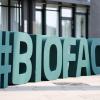 Der Hashtag "#BIOFACH" ist am Eingang zur Naturkostmesse Biofach 2022 in einzelnen Großbuchstaben dargestellt.