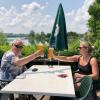 Am Oberrieder Weiher freuen sich vor allem Radfahrer wie Manfred Kübler und Lena Schauer über eine Pause auf der Terrasse.