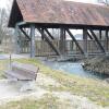 Das „Fahrradbrückle“ beim Zusammenfluss von Zusam und Zusamkanal. Hier fand man die Tasche des zunächst vermissten Wertingers. Er selbst wurde gestern im Norden der Brücke gefunden.