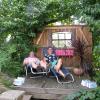 Hier lässt es sich gut aushalten. Rosi und Jürgen Fischer haben sich in ihrem Garten mehrere gemütliche Plätze geschaffen, wo sie sich entspannen können. Das Paar genießt in seinem Traumgarten mit südlichem Flair den Sommer. 
