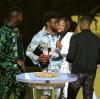 Chadwick Boseman (2.v.l) küsst Moderatorin Tiffany Haddish neben Winston Duke (l) und Michael B. Jordan (r) während der Verleihung der MTV Movie & TV Awards.