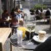 Das ist kein Archivfoto, sondern neuer Alltag in St. Gallen: Cappuccino, Wein und Orangensaft auf dem Tablett einer Kellnerin der Bar „Blumenmarkt“. 	