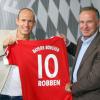 2009 bei der Vorstellung: Karl-Heinz Rummenigge begrüßt Arjen Robben als Bayern-Spieler.