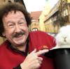 Zauberer Hardy, der eigentlich Erhard Smutny heißt, lebt mit seinem Kaninchen Micky seit über einem Jahr in der Fuggerei. 