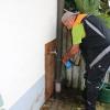 Georg Stegmiller vom Labor Dr. Scheller in Augsburg musste vor der Entnahme einer Wasserprobe hier in Deisenhausen den Wasserhahn abflammen, damit die Entnahmeeinheit keimfrei ist. 