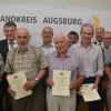 Die geehrten Feldgeschworenen (vorne) mit Gratulanten: (von links) Albert Eichberger, Michael Higl, Bürgermeister Meitingen, Bernd Müller, Bürgermeister Bobingen, Josef Joachim, Erwin Goßner, Bürgermeister Großaitingen, Johannes Rohrer, Gerhard Mößner, Bürgermeister Oberottmarshausen, Rudolf Zott, Landrat Martin Sailer, Karlhans Feyrer, Amt für Digitalisierung, Breitband und Vermessung Augsburg, und Elmar Wildegger. 