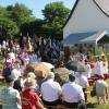 Viele Gläubige versammelten sich zum Gottesdienst an der 300 Jahre alten Johanneskapelle nahe Rögling. Anschließend stand im Dorf das Pfarrfest an.
