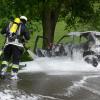 In Rehling  ist ein Auto ausgebrannt. Die Feuerwehr löschte. Unser Bild entstand bei einem anderen Autobrand aus dem Archiv.  