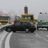 Mehrere Unfälle (Symbolbild) haben sich im Landkreis Dillingen auf schneeglatten Straßen ereignet. 