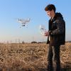 Für seine Ausflüge mit der Drohne fährt Dominik Spoo auf ein freies Feld. Denn über bewohntes Gebiet darf die kleine Propellermaschine nicht fliegen.