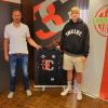 Der TSV Landsberg hat den 20-jährigen Yannik Woudstra (rechts) verpflichtet, der in der vergangenen Saison in der Landesliga 27 Mal für den VfR Neuburg auflief. Der offensive Mittelfeldspieler wurde vom Sportlichen Leiter Jürgen Meissner vorgestellt.