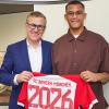 FC Bayern-Chef Jan-Christian Dreesen (links) freut sich mit Tarek Buchmann über dessen bis 2026 datierten Profi-Vertrag. Fotos: FCB/FCL