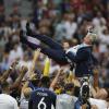 Trainer Didier Deschamps wird von seinen Spieler auf Händen getragen. Frankreich ist Weltmeister!