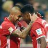 Arturo Vidal und David Alaba freuen sich über den Treffer zum 1:0 gegen Borussia Mönchengladbach.