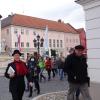 Auf „LiteraTour“ durch Friedberg: Der von Wolfram Grzabka (rechts) initiierte literarische Spaziergang mit Schauspieler Christian Beier (links) führte die Teilnehmer auch zum Friedberger Marienplatz.  	
