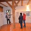 Planer Lukas Hoch erläutert die Ausstellung in der Schranne. 	 	
