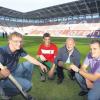 Rasen ist eine Wissenschaft: (von links) Die FCA-Greenkeeper Hans Jürgen Negele und Matthias Wick tauschten sich in der SGL-Arena mit den Kollegen Roy Rigby (Manchester City) und Paul Burges (Real Madrid) aus. 