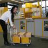 Behelfsbriefkasten: Judit Bella-Guttmann von der Postagentur Bad Wörishofen zeigt die beiden Kisten, in die Kunden ihre Briefe stecken können.  