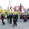 Ein Festzug mit Ehrengästen und örtlichen Vereinen bewegte sich durch die Straßen von Biberberg. Foto: Wittke