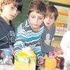 Die Mittelschule in Großaitingen hat für ihre Schüler eine Aktion zum gesunden Trinken angeboten. Hier müssen die Schüler raten, wie viel Zucker in unterschiedlichen Getränken enthalten ist. 