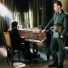 Der deutsche Offizier Wilm Hosenfeld hört in einer Szene aus "Der Pianist" dem Klavierspieler Wladyslaw Szpilman zu.