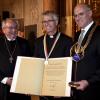 Martin Junge (Mitte) freut sich mit Regionalbischof Michael Grabow (links) und Oberbürgermeister Kurt Gribl über seine Auszeichnung mit dem Augsburger Friedenspreis. 	