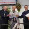 Bürgermeister Reiter (Mitte) überreichte Erinnerungskrüge und einen neuen Helm an Rainer Stegmiller (links) und Benjamin Baumgartner.