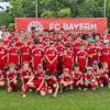 Klaus Augenthaler und Hans Pflügler (hintere Reihe, rechts der Mitte, mit schwarzen Shirts) und Bernd Dreher (hintere Reihe, 3. von links) haben das Feriencamp von FC Bayern und TSV Nördlingen besucht.