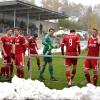Vor dem Anpfiff machten Spieler, Fans und Vereinsmitglieder des TSV Buch den Platz schneefrei – es hat sich gelohnt. 	