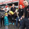 Die Mitglieder der freiwilligen Feuerwehr in Mittelneufnach zeigten den jungen Besuchern die einzelnen Arbeitsgeräte im Feuerwehrauto. 