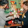 Die beiden ehrenamtlichen Mitarbeiterinnen des Weißenhorner Weltladens Rosa Kämena (links) und Hanne Stocker begutachten die neuen Waren zur Osterzeit.